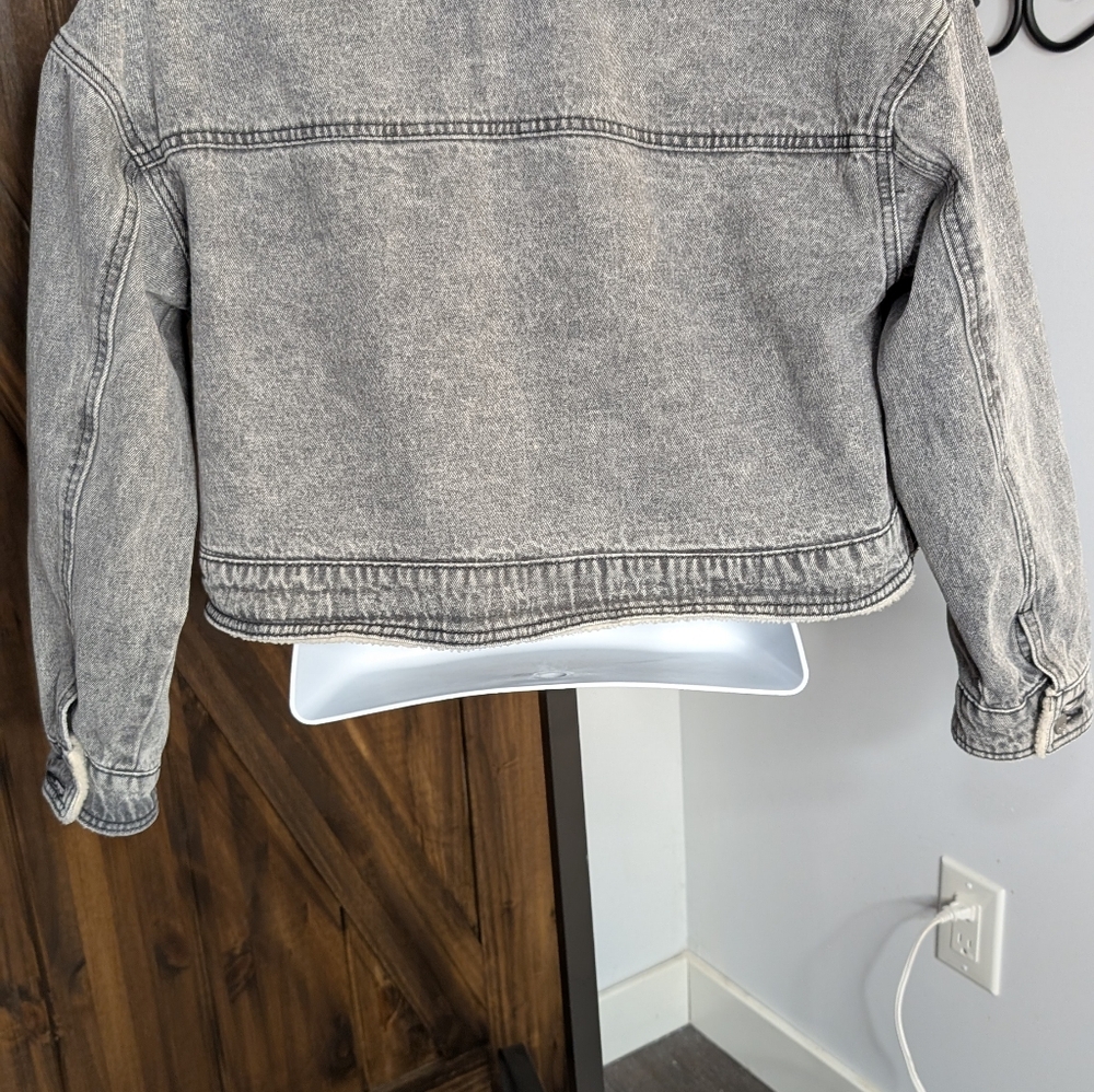 Kensie Washed Gray Cropped Sherpa-Trim Denim Jacket - Picture 5 of 6
